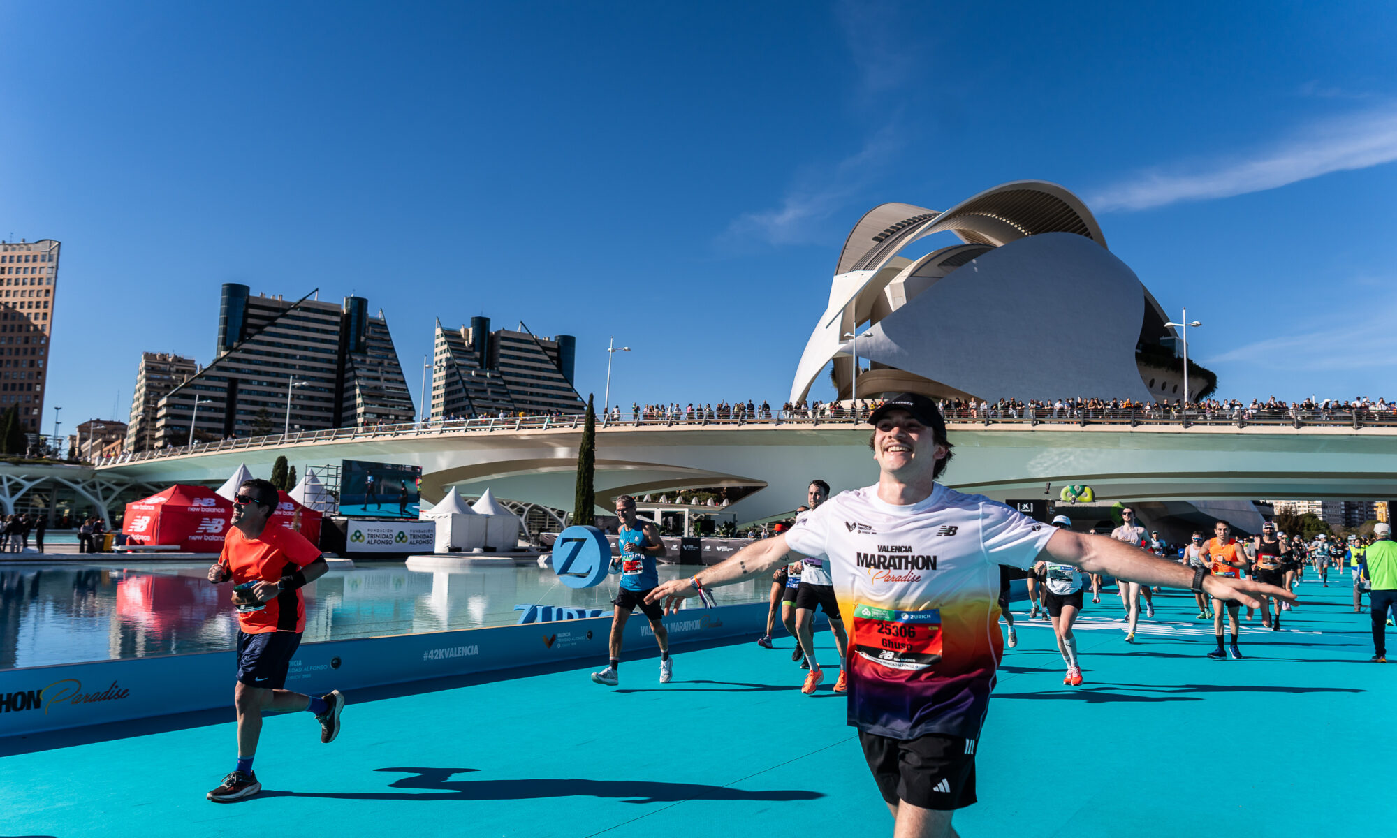 Un corredor en la meta del Maratón Valencia Trinidad Alfonso Zurich
