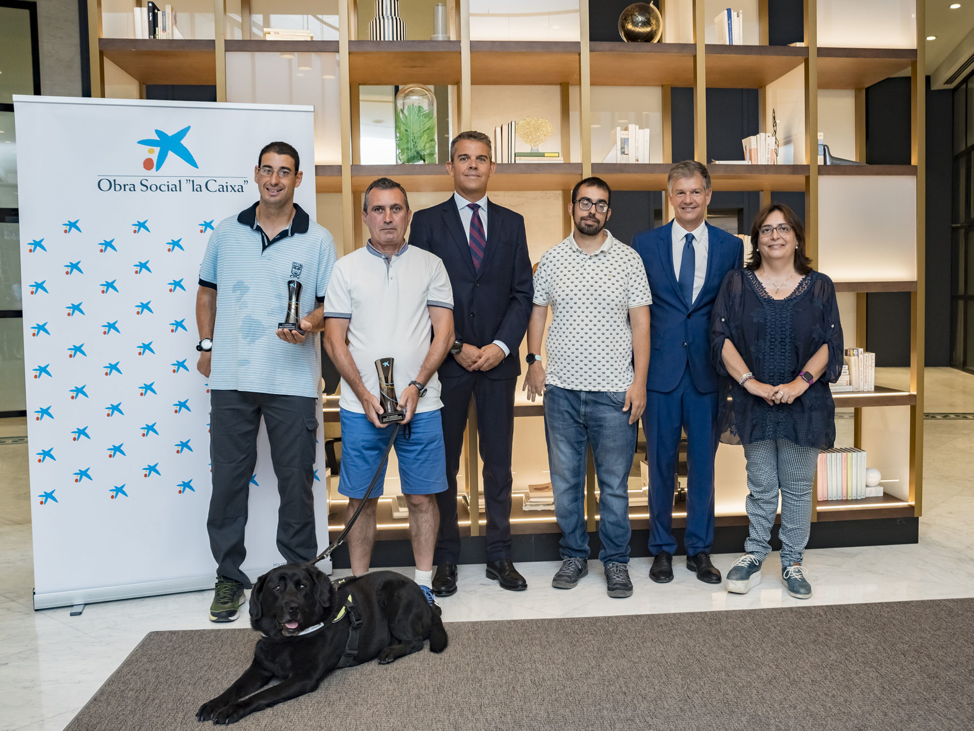 2.	Xicu Costa, Vicente Sanz y Pilar Javaloyes, presidenta de FESA (Federació d’Esports Adaptats de la Comunitat Valenciana), junto a atletas que participan en las categorías de personas con discapacidad de las pruebas.