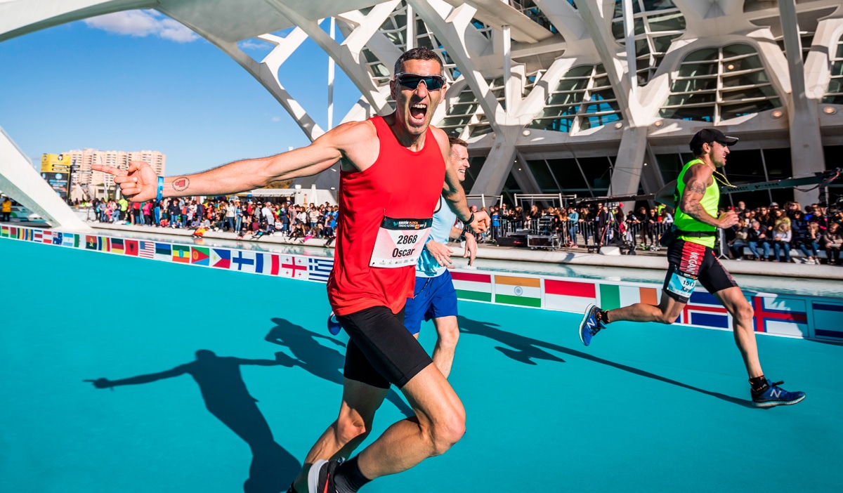 Corredor en la pasarela del Maratón Valencia