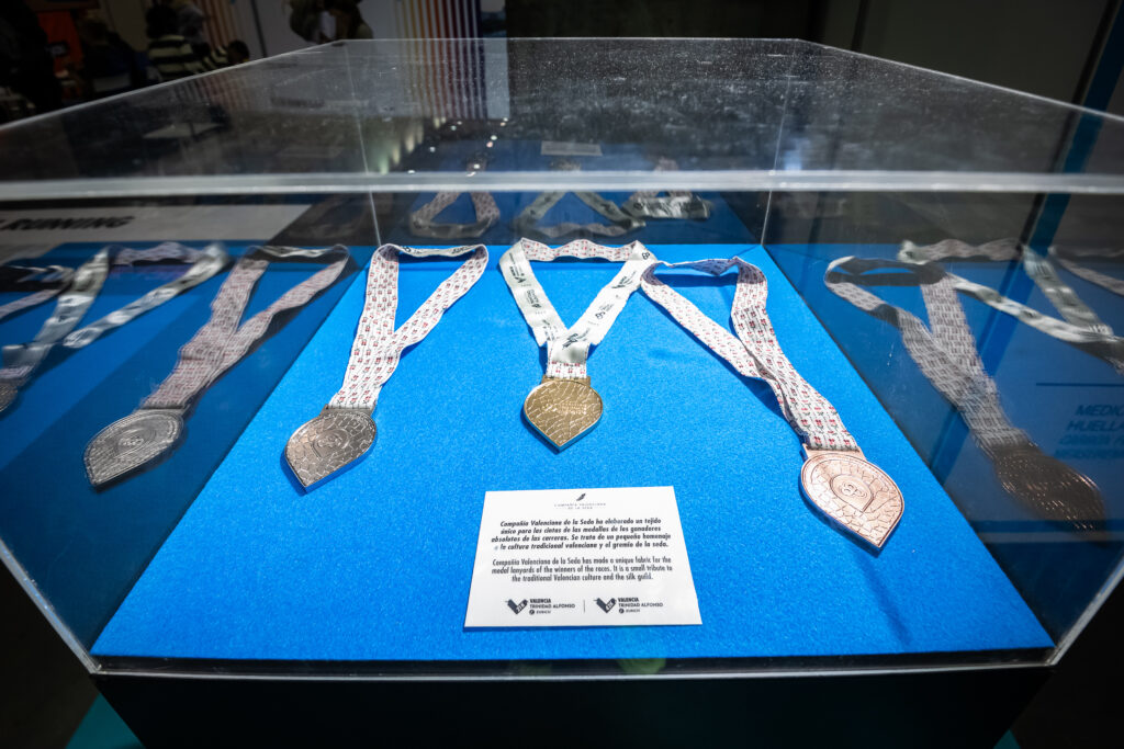 Medallas con seda tradicional valenciana