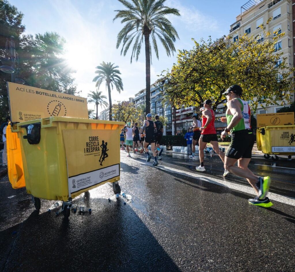 En colaboración con Ecoembes, Maratón Valencia Trinidad Alfonso Zurich impulsa activamente la campaña ‘Corre, Recicla y Respira’.