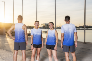 Modelos posando con la camiseta oficial de Oysho para el Medio Maratón Valencia Trinidad Alfonso Zurich