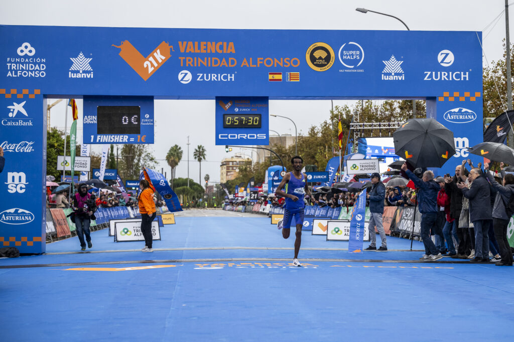 Yomif Kejelcha consiguió el récord del mundo de medio maratón en 2024, en Valencia.